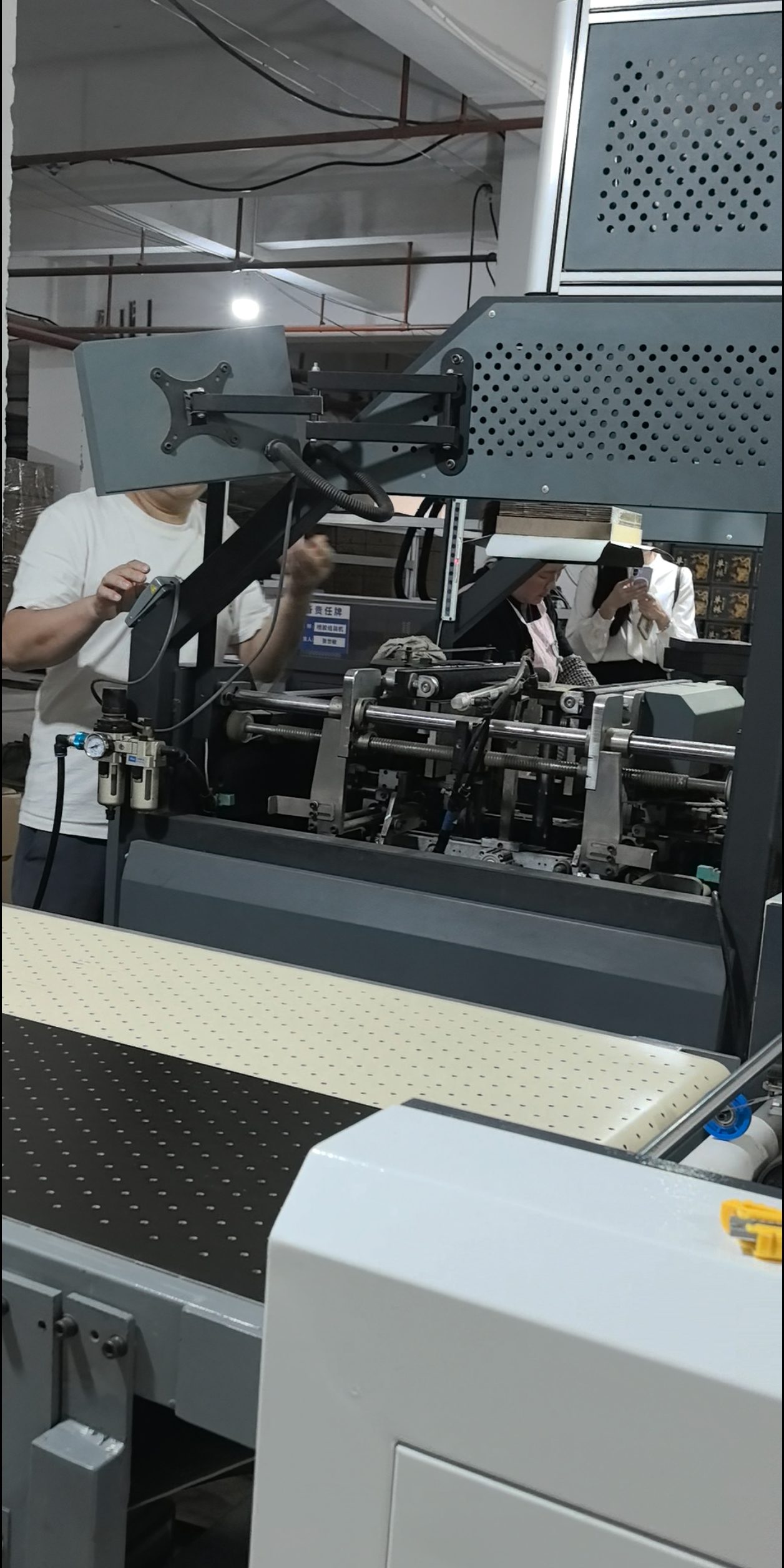 凯丰达烫金机员工操作