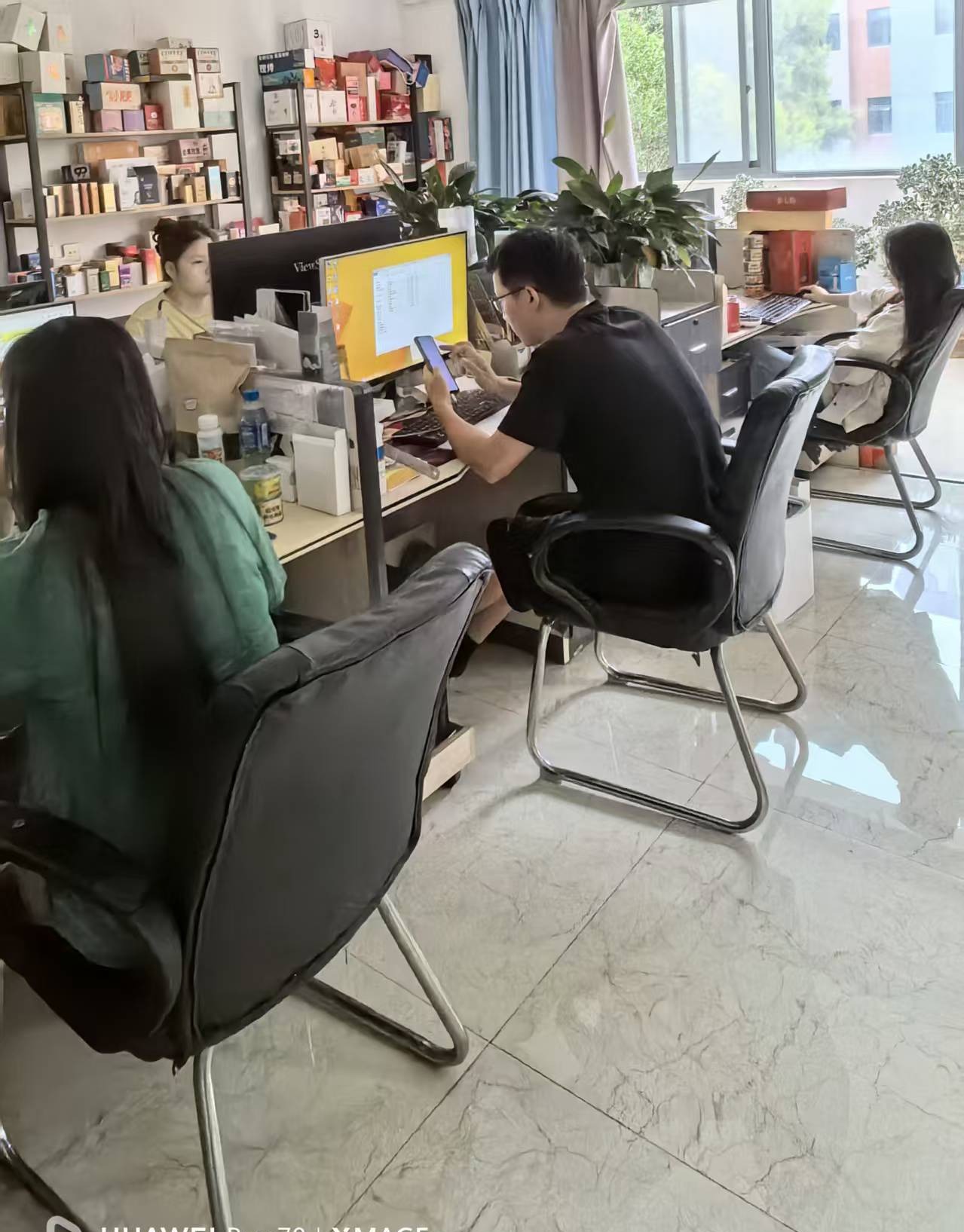 凯丰达 5 人科班设计团队在办公室进行包装结构设计