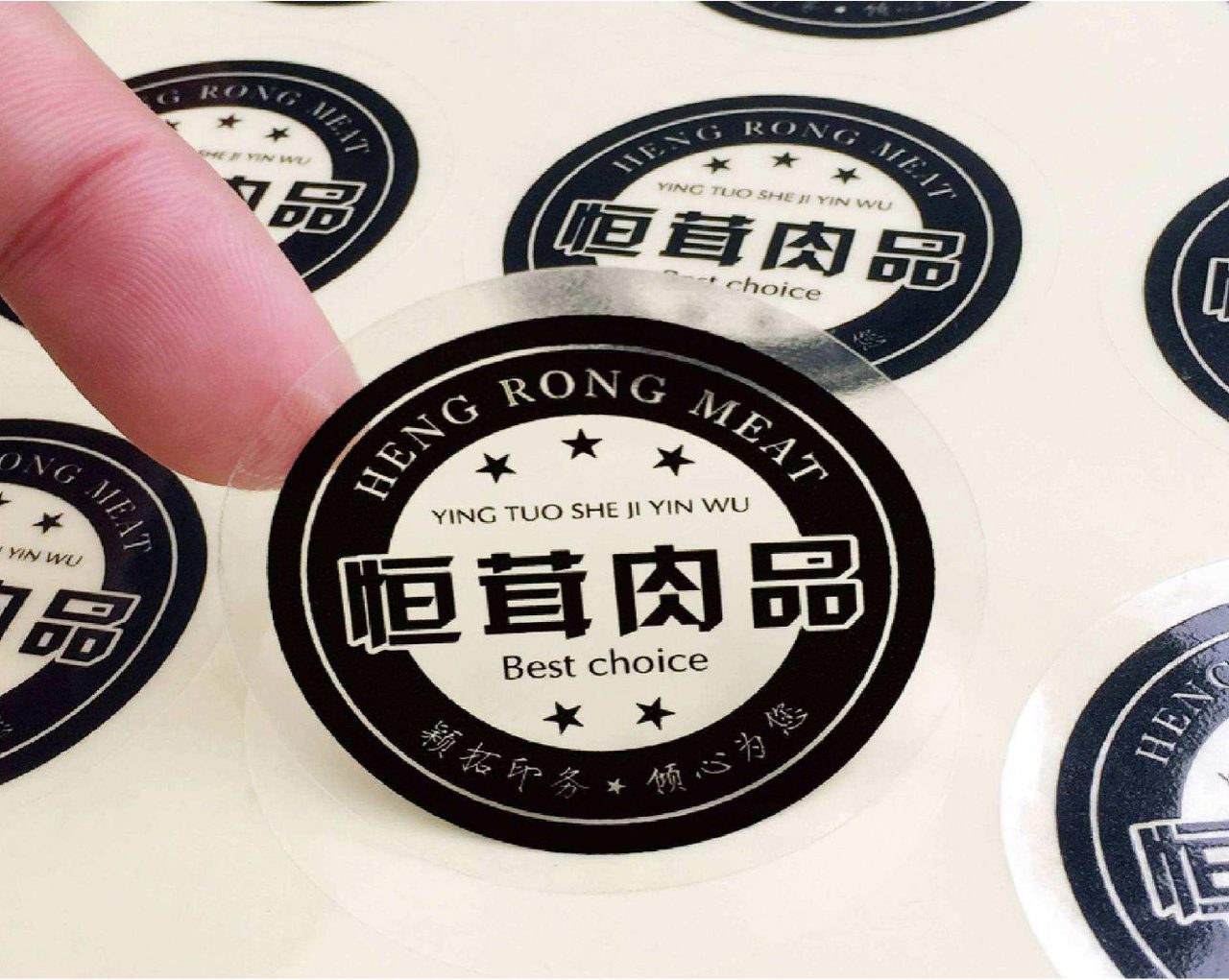 产品图：圆形不干胶标签恒茗肉品手持展示